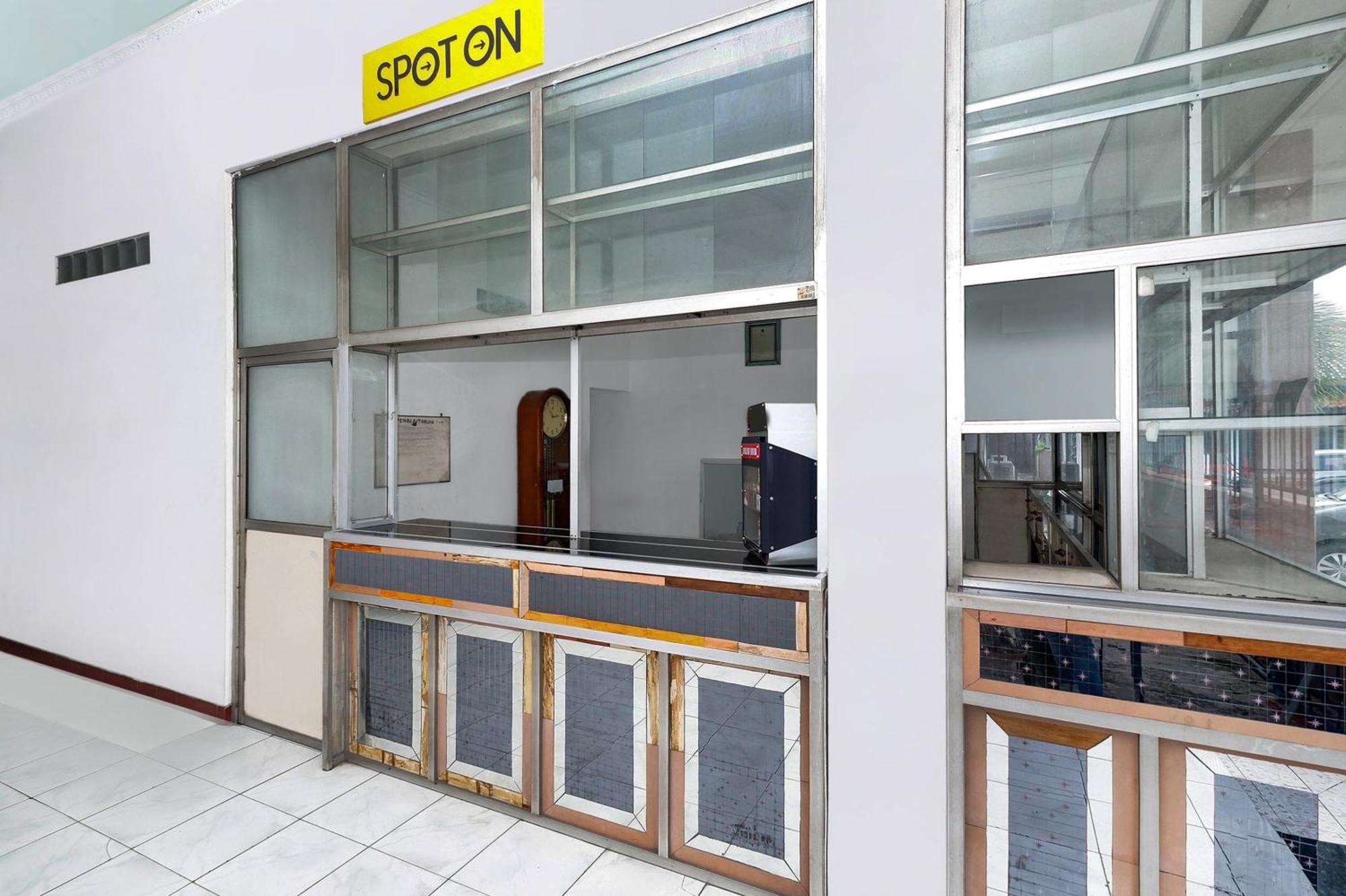 Spot On 2289 Hotel Saudara تيغال المظهر الخارجي الصورة