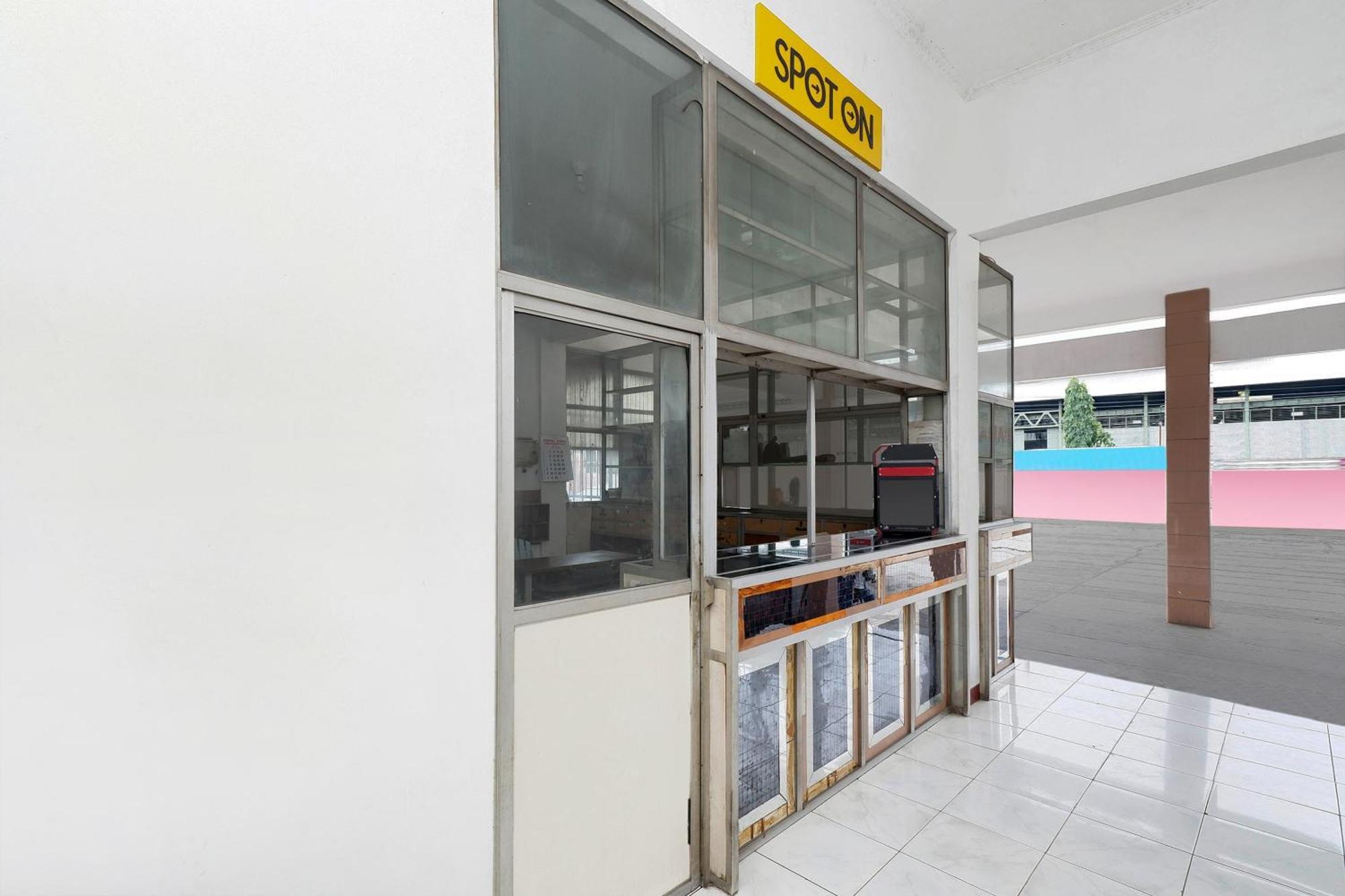 Spot On 2289 Hotel Saudara تيغال المظهر الخارجي الصورة